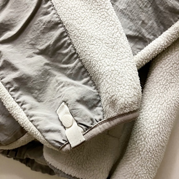 The Northface • Women’s Jacket •Med - Picture 10 of 15